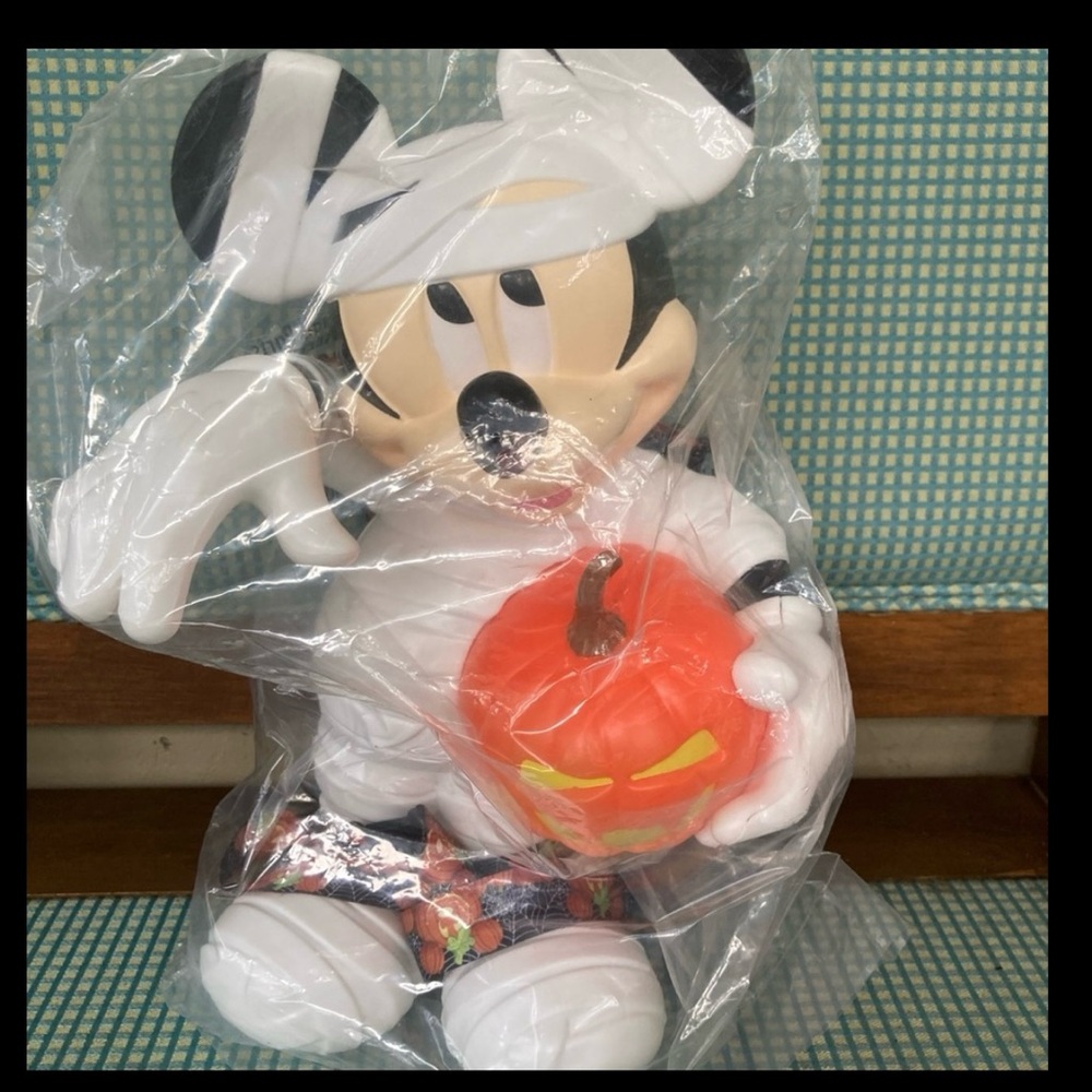 Disney World Mickey Mummy popcorn bucket nwt.
